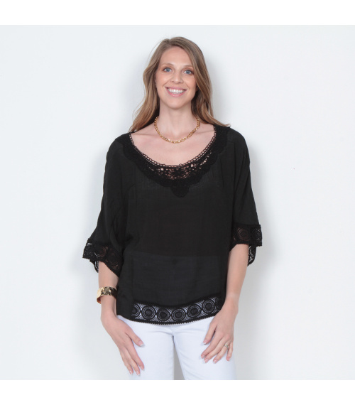 BLUSA MANGA CORTA ESCOTE REDONDO CON APLICACION EN CUELLO Y PU?O