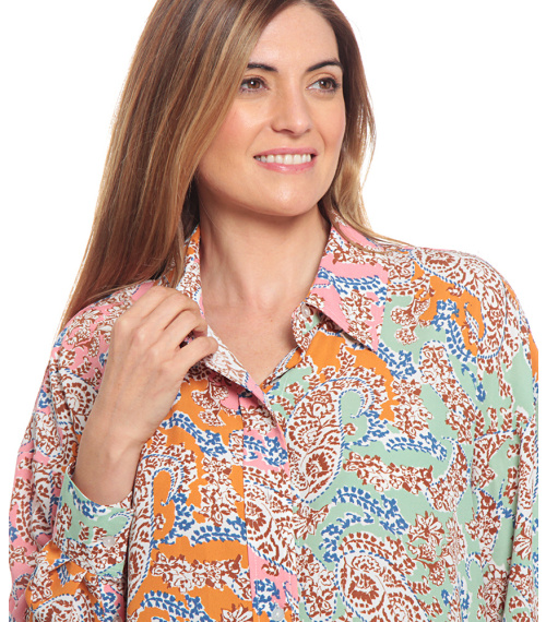 BLUSA ESTAMPADA CON CUELLO CAMISERO