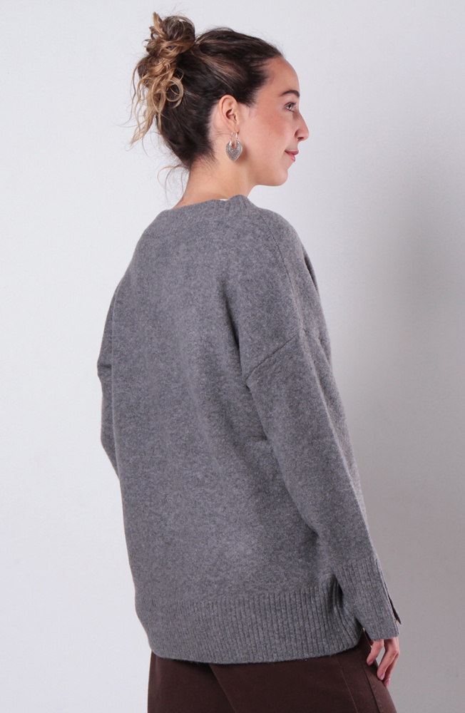 SWEATER MANGA LARGA ESCOTE V