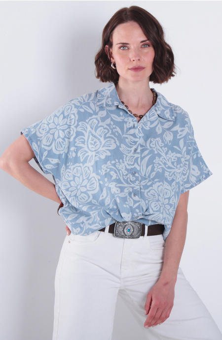 Blusa Lyocell Estampada Manga Corta Abotonada En Delantero