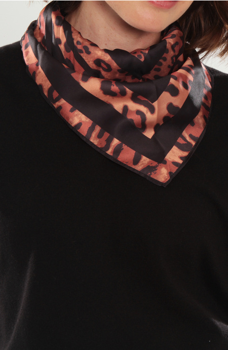 POLERA MANGA CORTA ESCOTE V CON BANDANA
