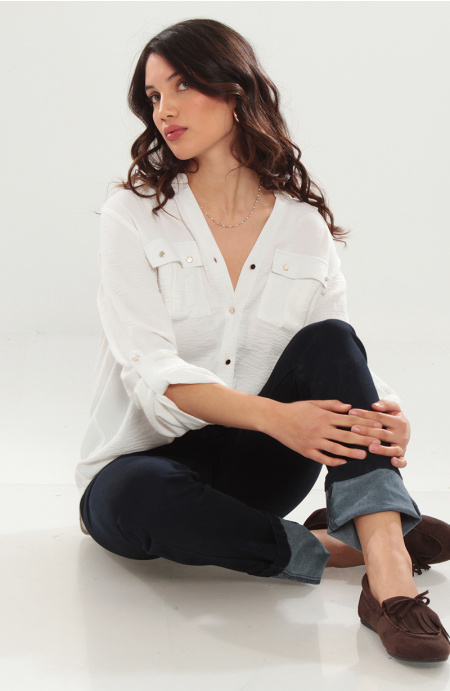BLUSA MANGA LARGA ABOTONADA EN DELANTERO CON BOLSILLO ESCOTE V