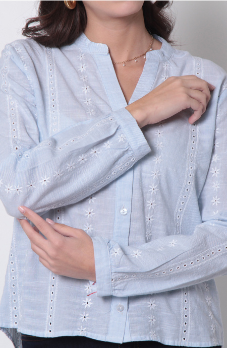 BLUSA EMBRPOIDERY MANGA LARGA ABOTONADA EN DELANTERO ESCOTE  V