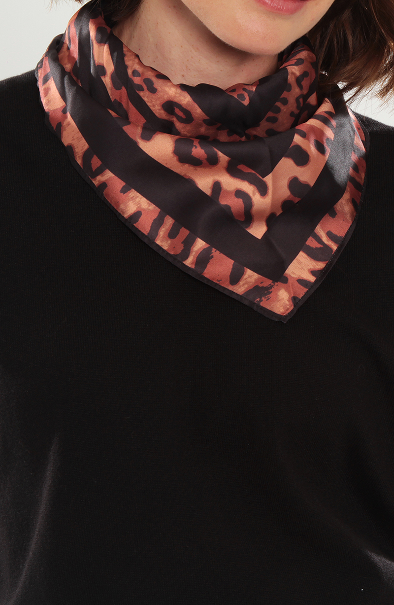 Polera Manga Corta Escote V Con Bandana hover