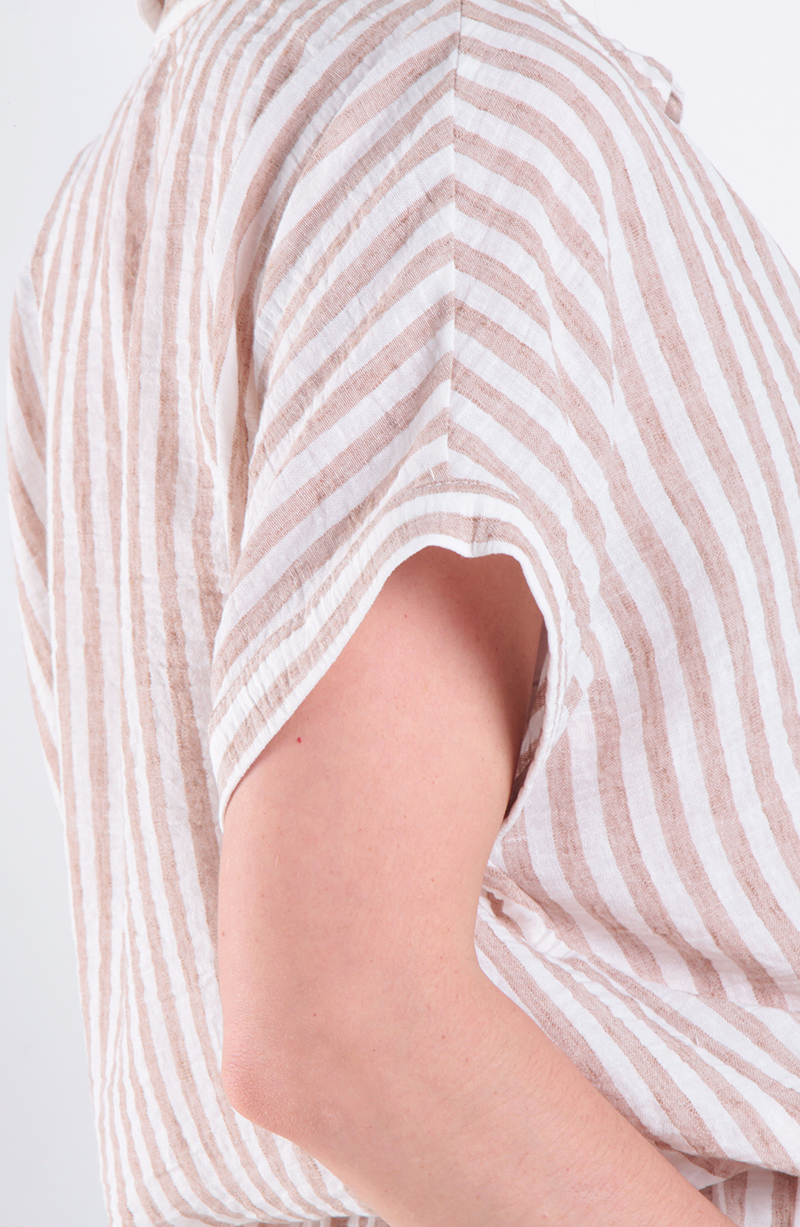Blusa Listada Manga Corta Abotonada En Delantero Con Bolsillo hover
