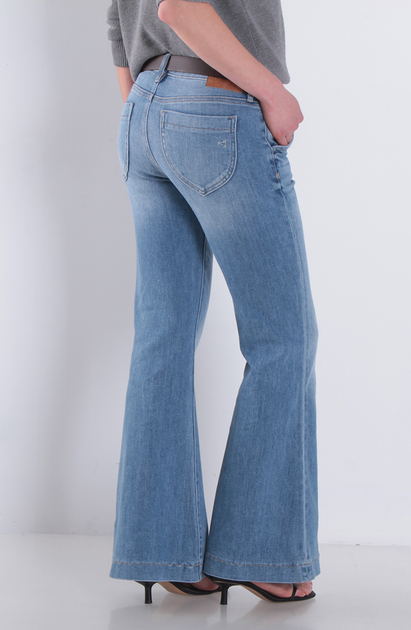 Jeans Flare Tiro Bajo Pretina Basica 1 Boton hover