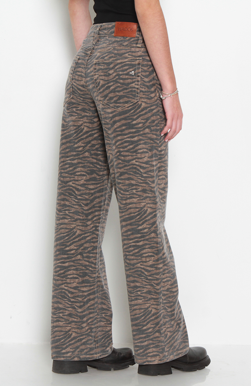 PANTALON WIDE LEG ANIMAL PRINT TIRO ALTO PRETINA BASICA 1 BOTON hover