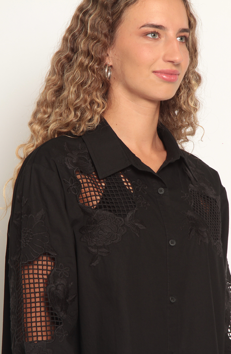 Blusa Manga Larga Con Aplicacion De Encaje Abotonada En Delantero hover