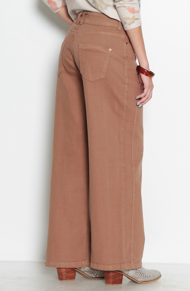 Jeans Tiro Medio Wide Pretinma Un Boton hover