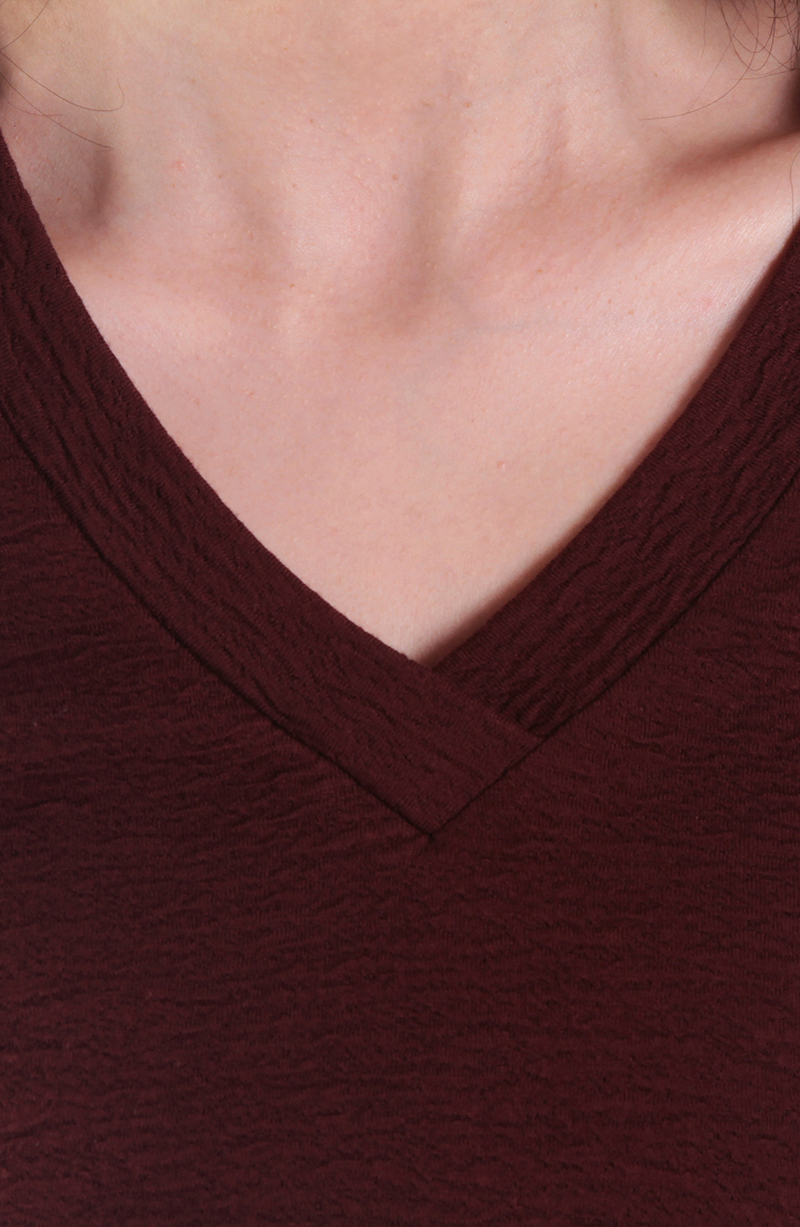 Polera Textura Manga Corta Escote V hover