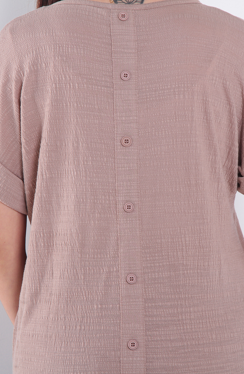 Polera Manga Corta Escote Redondo Con Botones En Espalda hover