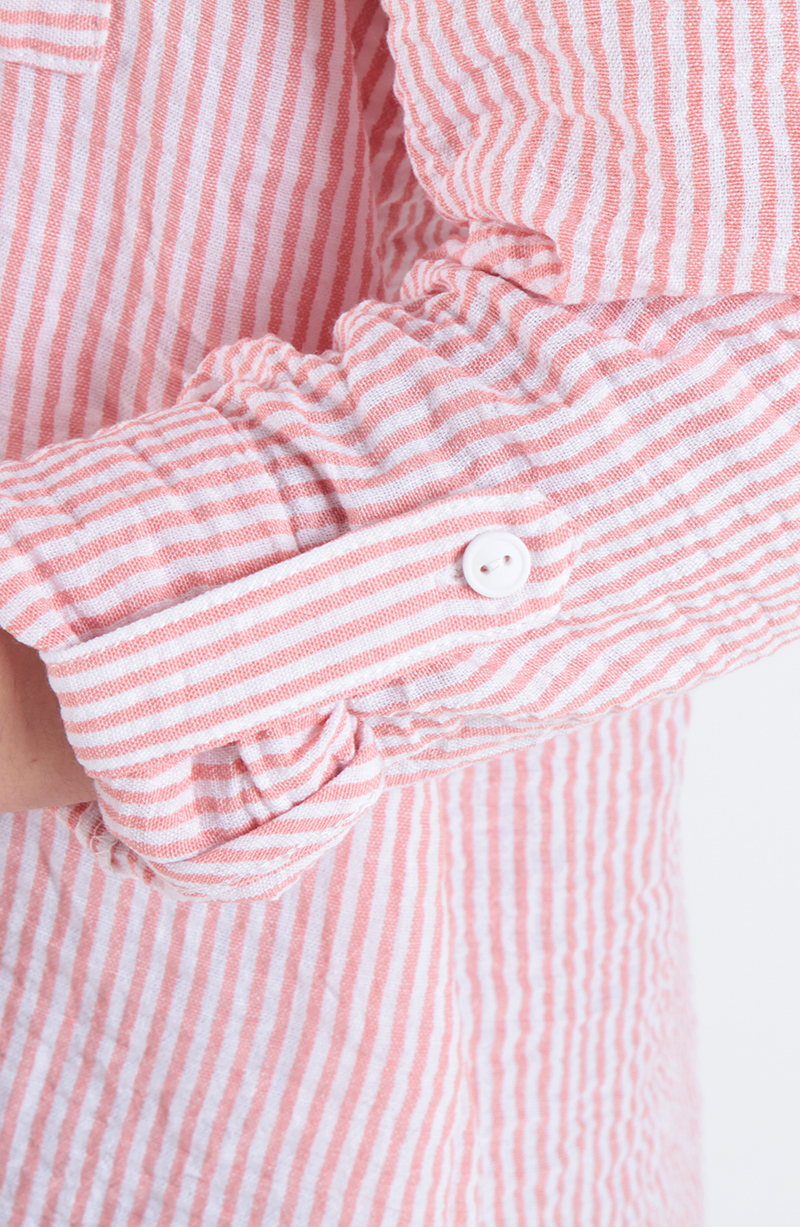Blusa Listada Manga Larga Abotonada En Delantero Con Bolsillos hover