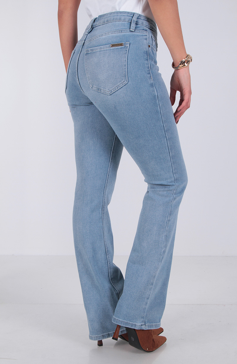Jeans Recto Tiro Medio Pretina Basica 1 Boton hover