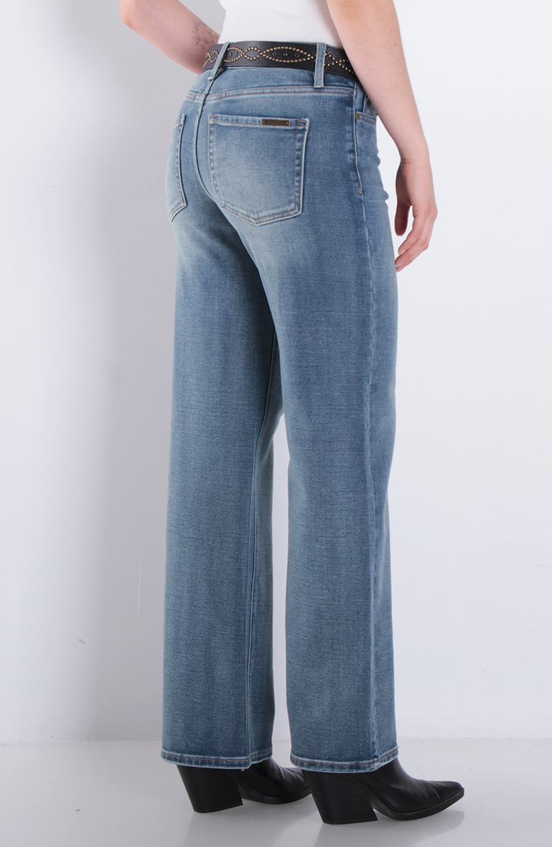 Jeans Recto Tiro Medio Pretina Basica 1 Boton Con Cinturon hover