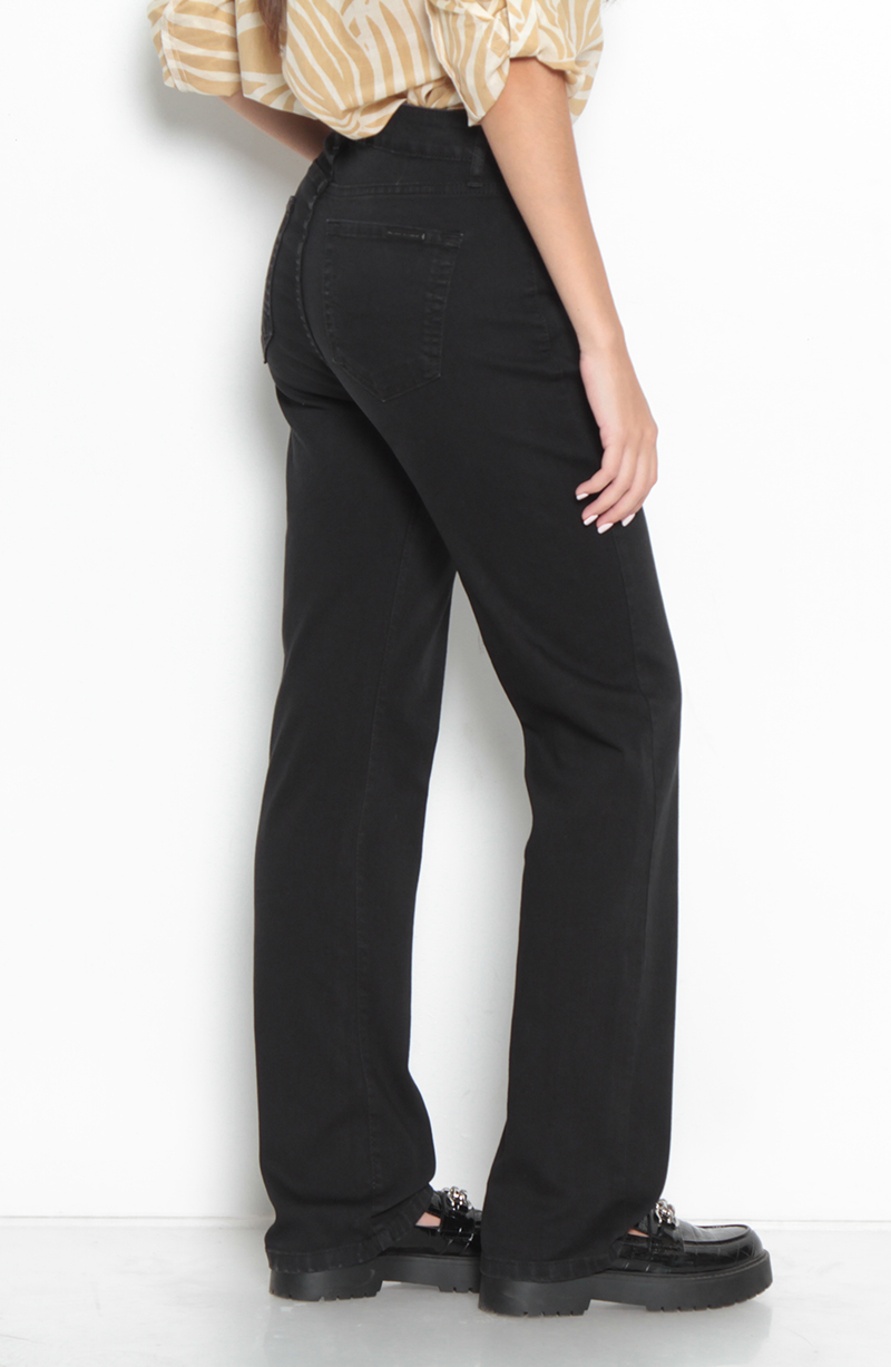 JEANS BASICO RECTO TIRO ALTO PRETINA UN BOTON hover