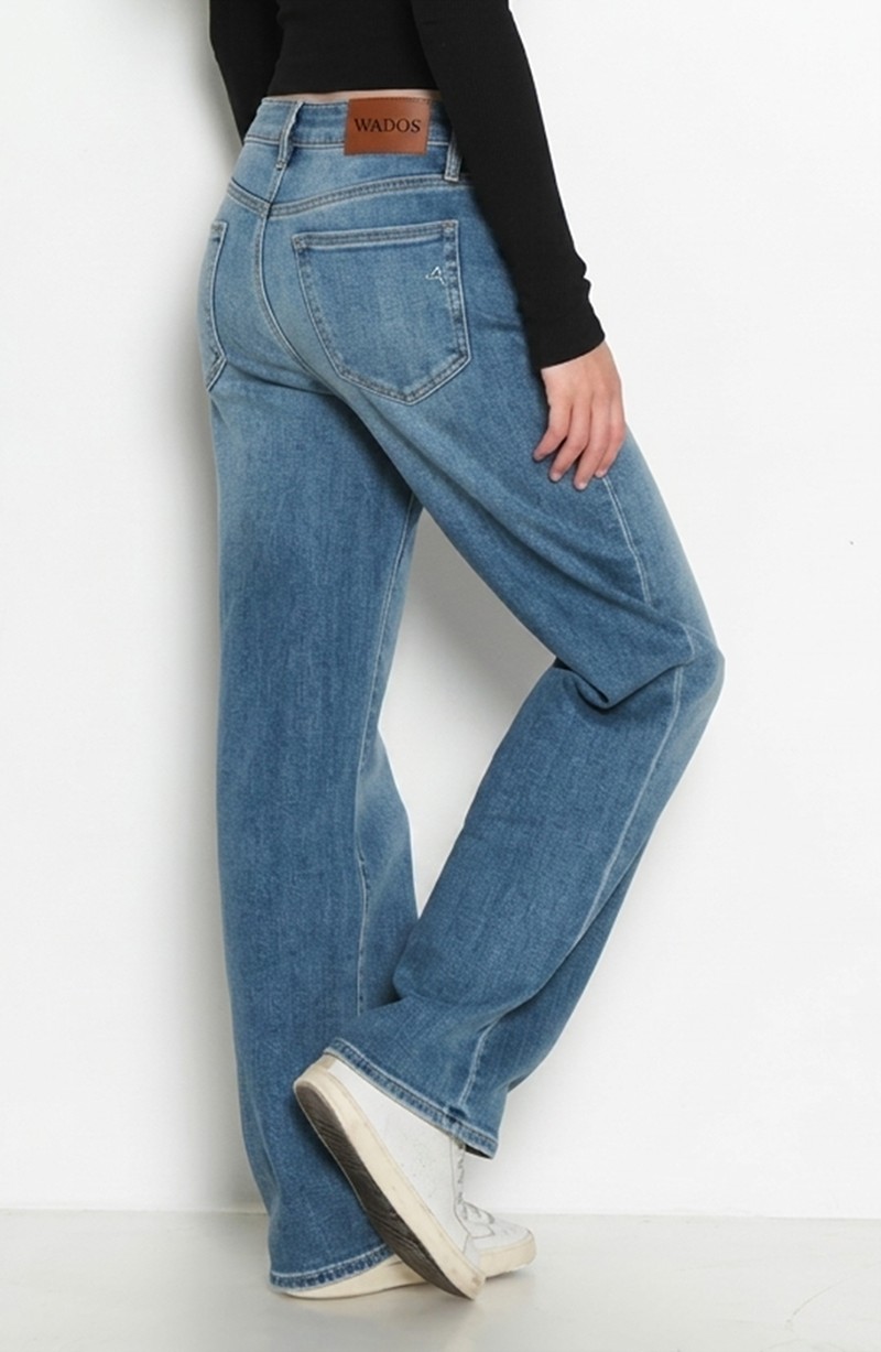 JEANS RECTO TIRO ALTO PRETINA BASICA 1 BOTON hover