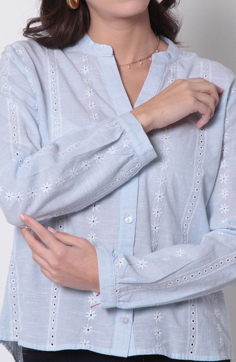 Blusa Embrpoidery Manga Larga Abotonada En Delantero Escote  V hover
